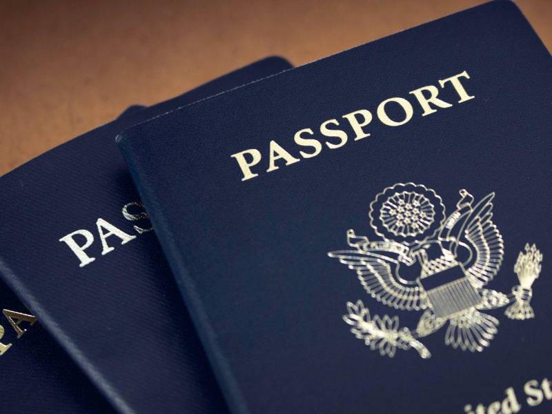 Estados Unidos revocará pasaportes a padres con deudas de manutención infantil desde $2.500, como parte de una nueva política federal.