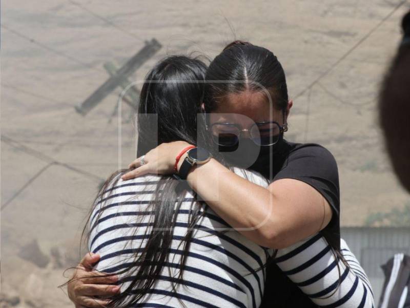 La angustia se apoderó este martes del sector de Loarque, en el anillo periférico de Tegucigalpa, donde equipos de rescate continúan una intensa búsqueda tras el derrumbe de un cerro que sepultó parte de varias bodegas y provocó un incendio de gran magnitud.