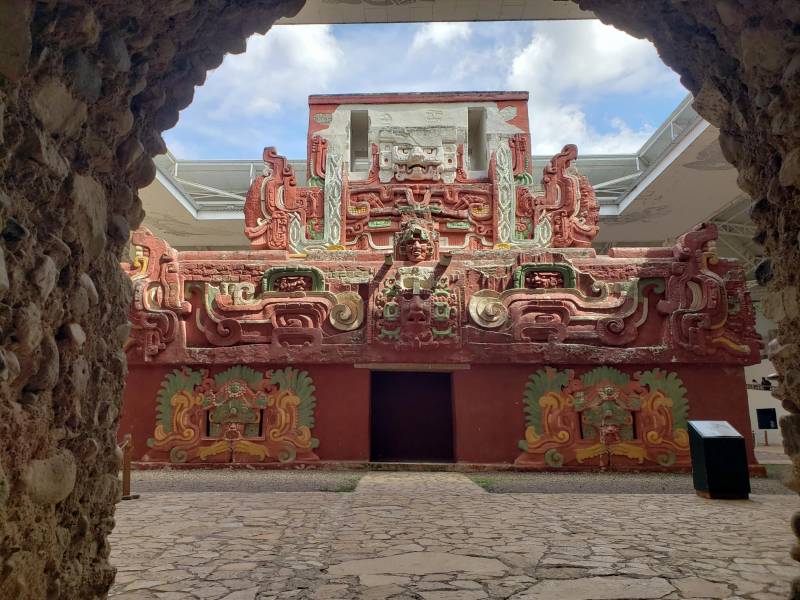 Réplica del templo Rosalila ubicado en la entrada del Museo de Escultura Maya en el parque arqueológico de Copán. Rosalila es un templo de tres pisos con una base que mide 18.5 por 12.5 metros y con una altura de 12.9 metros.