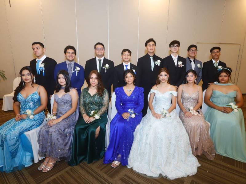Son 16 seniors de la Canaan Christian Academy que celebraron con sus seres queridos la culminación de su etapa colegial.