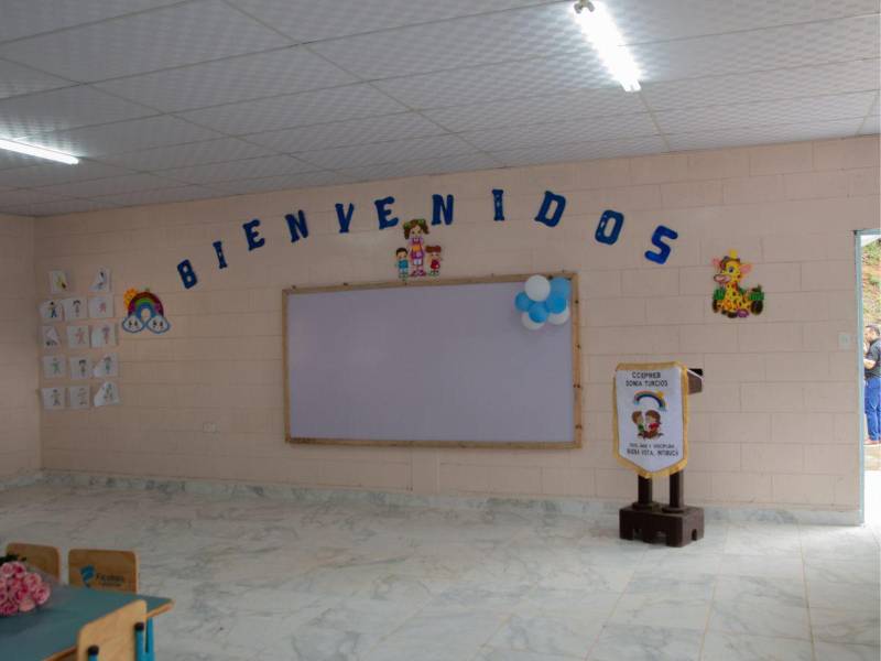 Aula equipada y condiciones modernas contribuyen a un entorno digno para estudiantes y docentes.