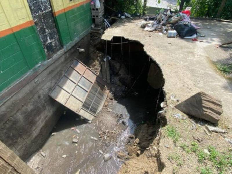 Un socavón se formó en la colonia Suazo Córdova y hay más de 12 casas en riesgo según informó Copeco.