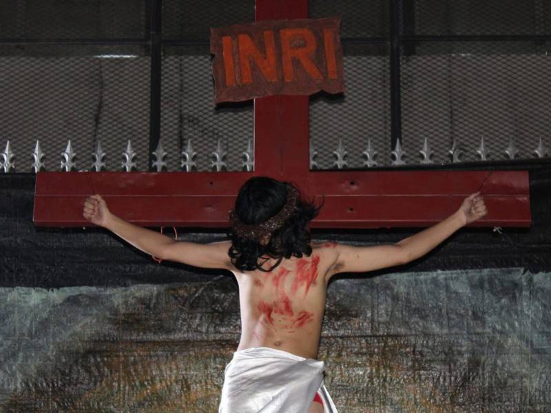 El joven Luis Saul Flores es quien interpreta el papel de Jesús en el Viacrucis dramatizado hoy y mañana en la capital industrial.