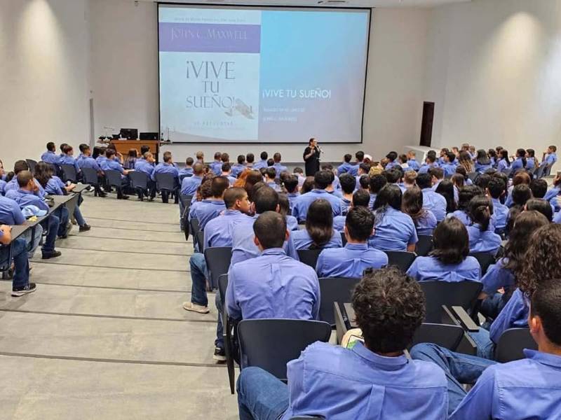 Jóvenes participan en una de las conferencias.