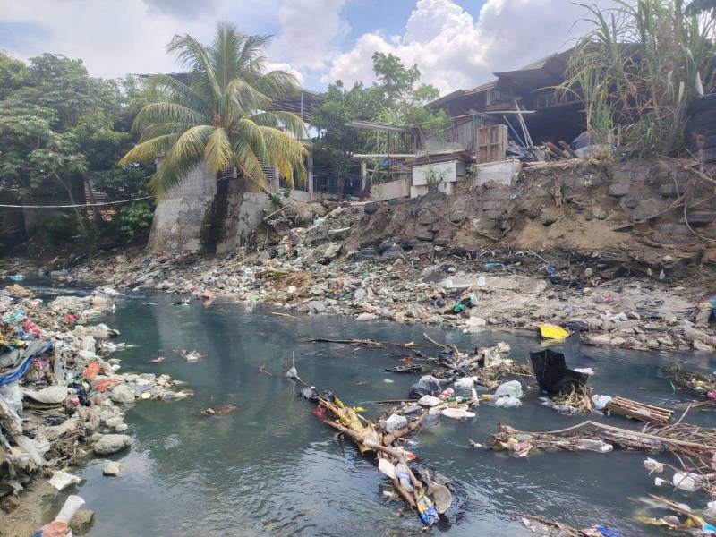 En el crique de la colonia Sandoval Sorto hay varias viviendas que están a punto de caer, la cantidad de basura es evidente, Copeco ya realizó una inspección.
