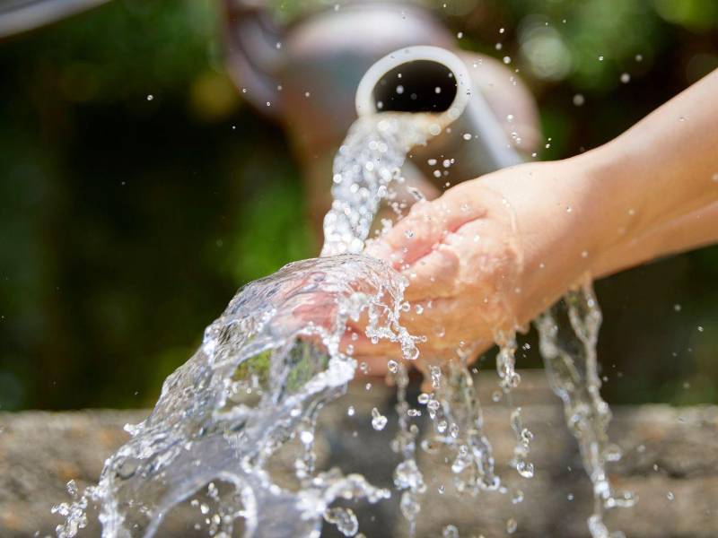 Mientras las represas mantienen bajos niveles y aumenta la presión por garantizar el abastecimiento, Umaps busca nuevas fuentes mediante la perforación y rehabilitación de pozos. Sigue entrega de agua a través de camiones cisterna.