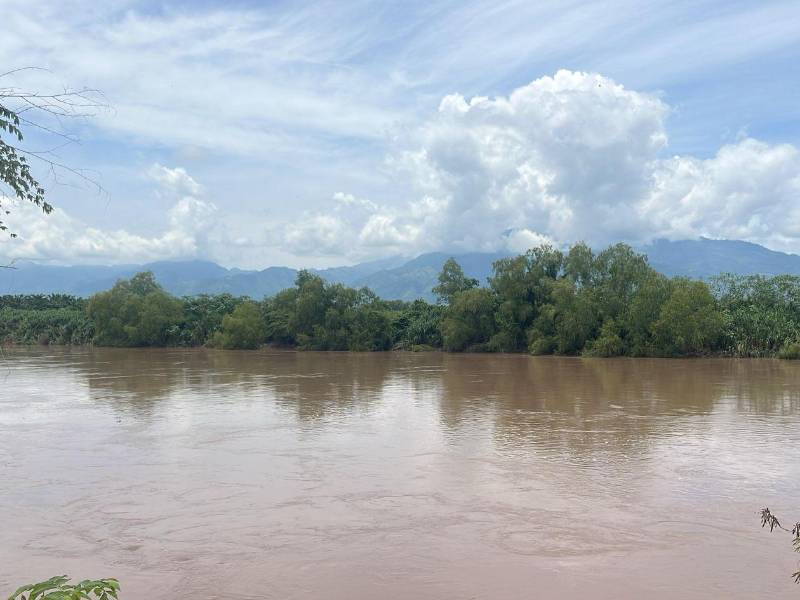 El río Ulúa mantiene niveles altos en El Progreso, Yoro, norte de Honduras.