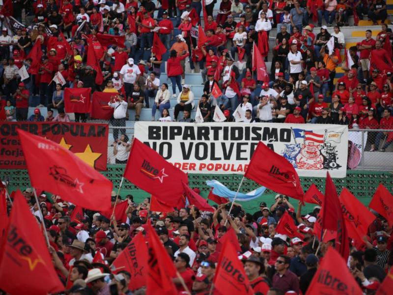 El estadio Chochi Sosa, ubicado en la Villa Olímpica de Tegucigalpa, se pintó de rojo y negro con las banderas y pancartas de Libre.
