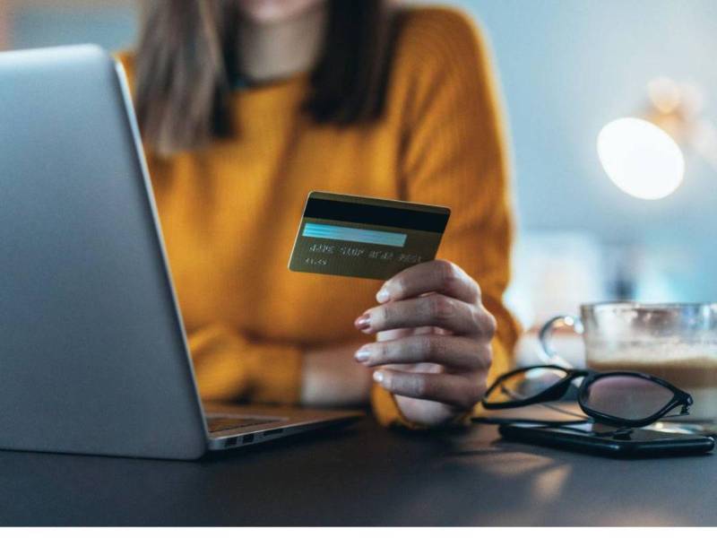 El experto recomienda utilizar las tarjetas de crédito solo con la cantidad que se puede pagar de contado.