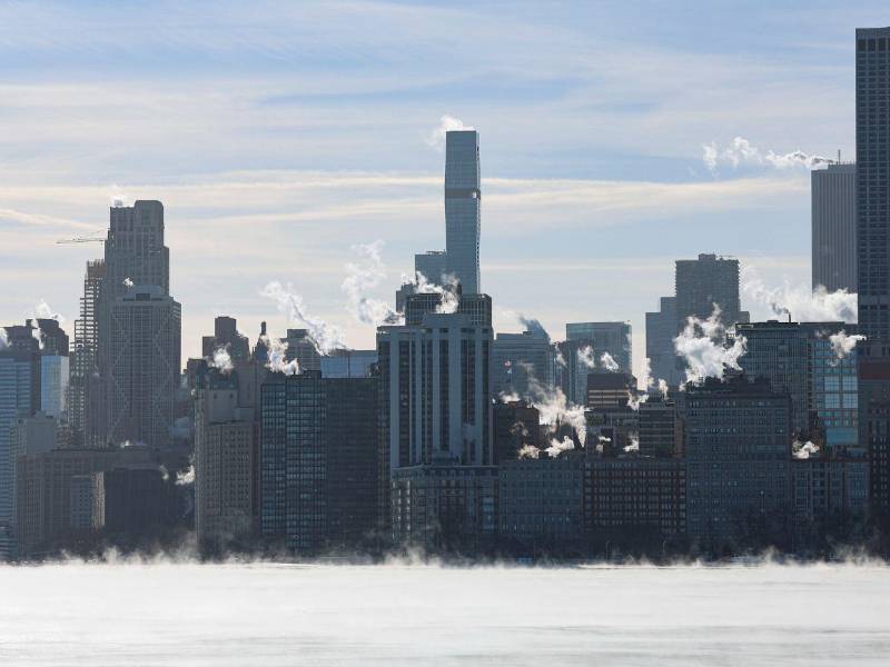 Una densa capa de nieve y bajas temperaturas cubren zonas de Estados Unidos ante el avance de una fuerte tormenta invernal que mantiene en emergencia a 14 estados.