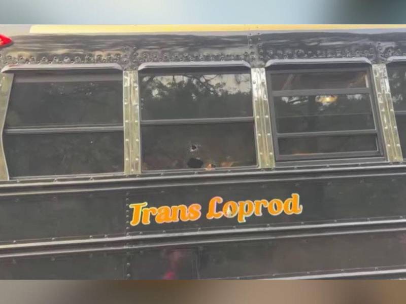 Los impactos de bala visibles en la unidad de transporte.