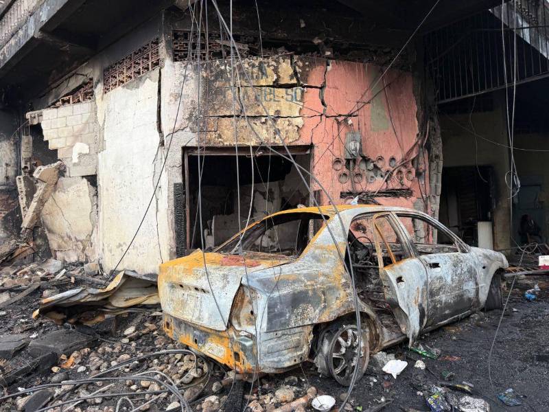 Dos carros también resultaron quemados durante el incendio que dejó reducido a cenizas 164 puestos de venta dentro y fuera del mercado Medina-Concepción.