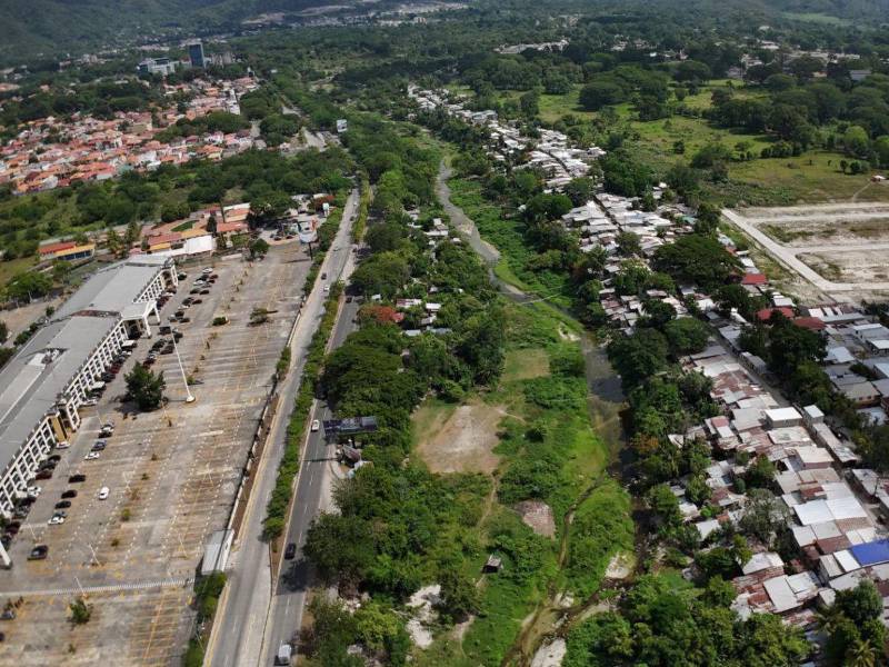 Es la realidad de la ciudad, la ocupación de los bordos es total en río Blanco y esto contrasta con el desarrollo de urbanizaciones en las cercanías de estos sitios.