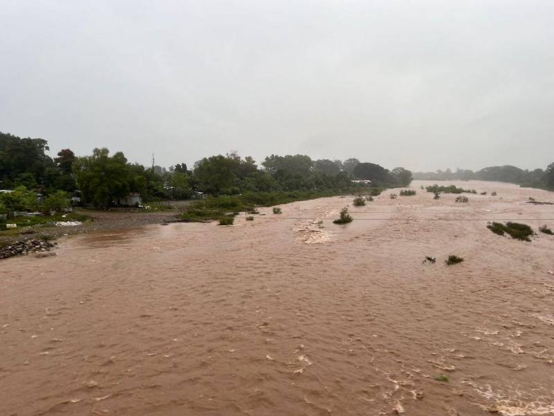 Evacúan a primeros damnificados por inundaciones en el litoral Atlántico