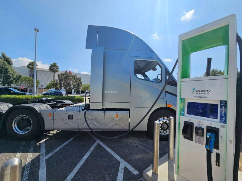 Según los distribuidores, los carros eléctricos reducen en hasta 80% el costo de los fletes.