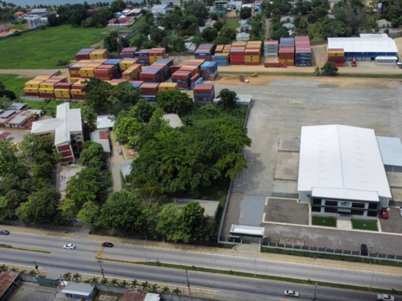 El almacén está ubicado junto al Instituto Franklin Delano Roosevelt, en Puerto Cortés.