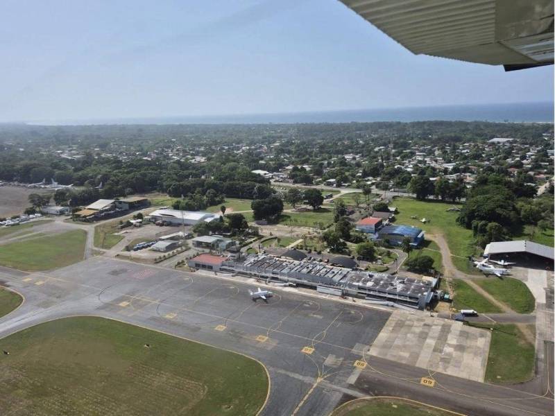 El aeropuerto internacional de La Ceiba, tiene una larga pista que, para muchos, debe ser mejorada, ya que data desde hace 40 años.