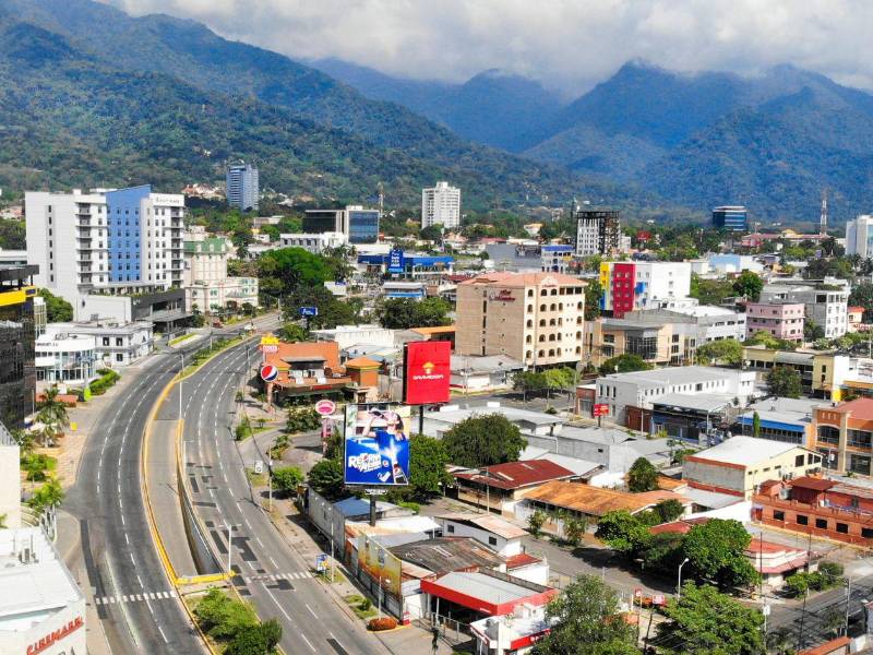 Fotografía aérea de una de las principales áreas comerciales y financieras de San Pedro Sula.