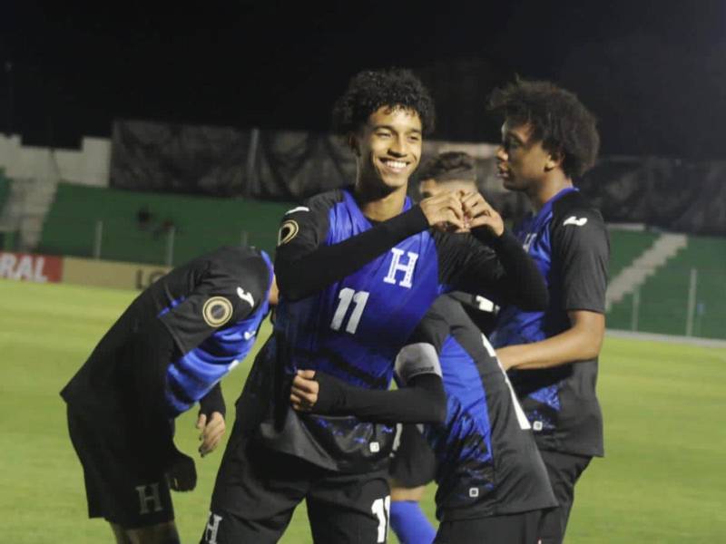 Jugadores de la Selección de Honduras celebrando un gol ante Surinam en el Premundial Sub-17.