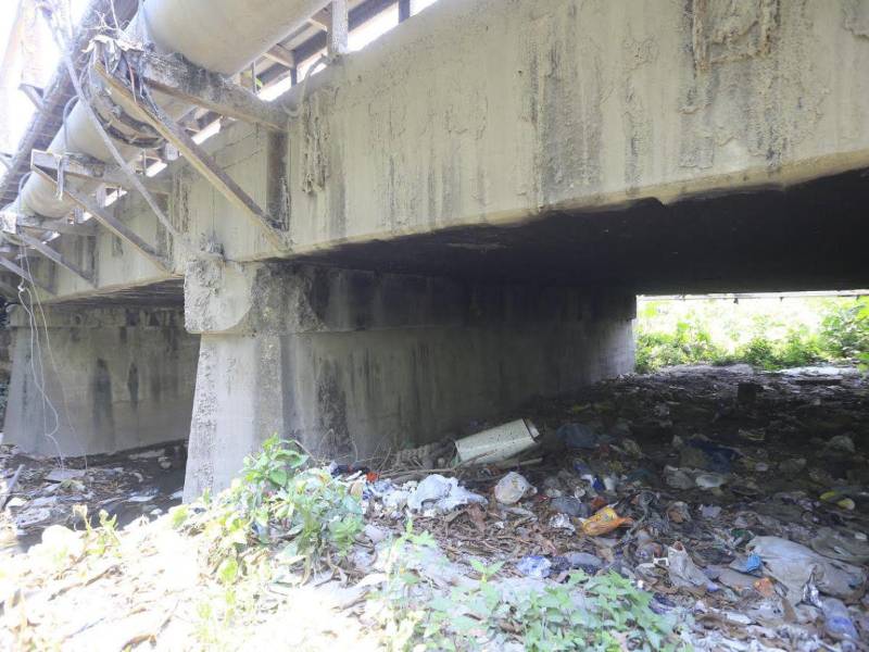 Por bajo la estructura preseta daños alertan los ingenieros y se ha convertido en un basurero como lo reportan los vecinos.