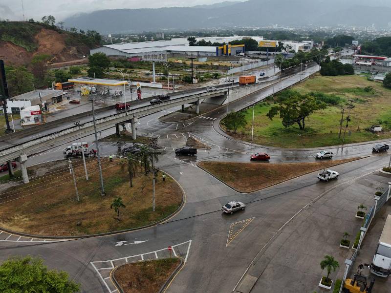 <b>La nueva rotonda modificó la prioridad de paso y ha despertado inquietud entre los conductores debido a la confusión sobre la circulación. Se habilitó paso como tercer carril por un tramo que era exclusivo para retornar hacia Megamall.</b>