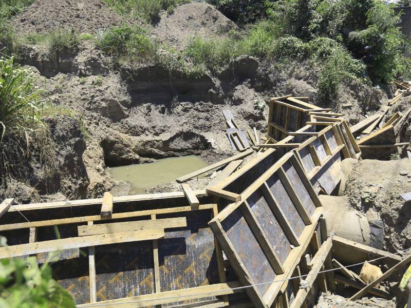 Las denuncias de los daños en la caja puente y del el pavimento para instalar tuberías de una colonia en construcción en el bulevar ya hecho.