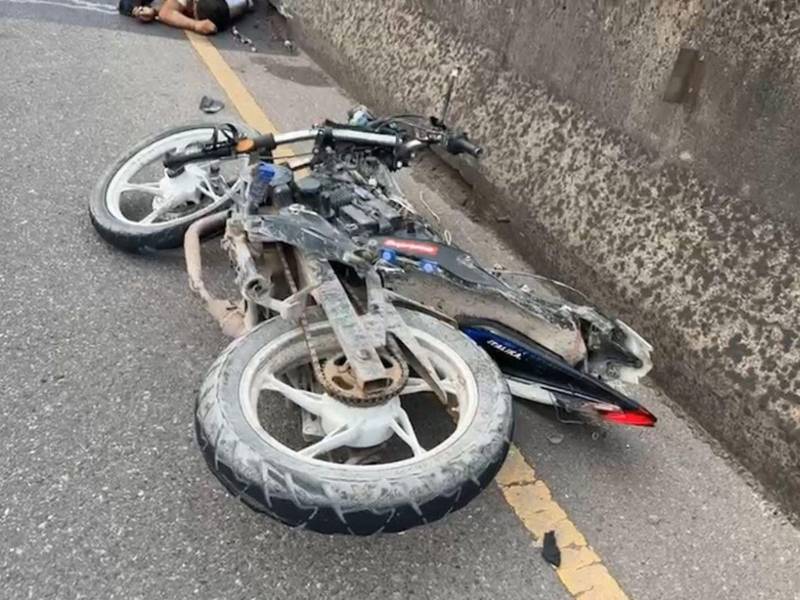 Agentes de la Policía Nacional y personal de Medicina Forense se desplazaron al lugar para realizar el levantamiento cadavérico