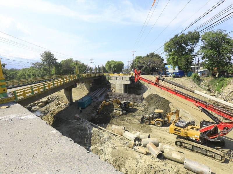 Así está el avance del puente Las Brisas, el que fue licitado por la municipalidad, el otro no será construido con fondos municipales.