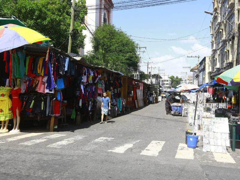 Las calles y avenida de El Centro de la ciudad están saturadas por los vendedores informales, que hasta han ampliado sus locales.