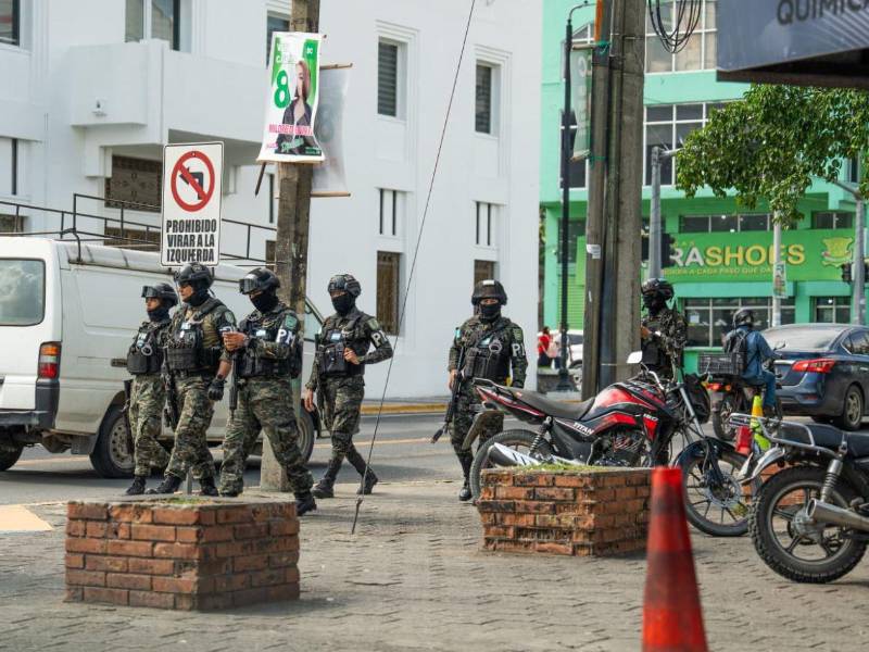 La presencia de elementos policiales y militares continúa en la zona para brindar seguridad tanto a los <b>comerciantes</b> como a los compradores.