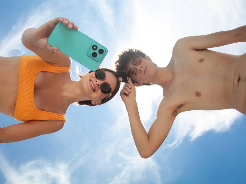 Con una tecnología de mejora bajo luz y el sistema de atenuación dinámica, permite a los usuarios disfrutar de colores vibrantes en cada imagen.