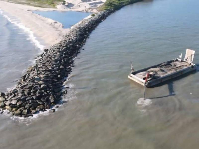 Alcaldía de La Ceiba ejecuta dragado de emergencia ante encallamientos en el canal de acceso al puerto de cabotaje.