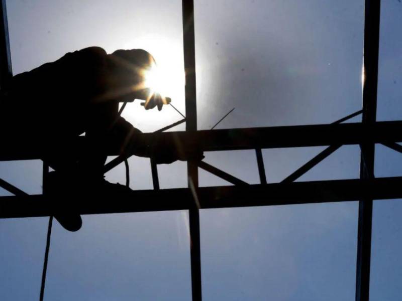 La falta de liquidez y los elevados costos operativos representan una de las barreras principales para la contratación bajo los parámetros legales vigentes. Imagen referencial de archivo.