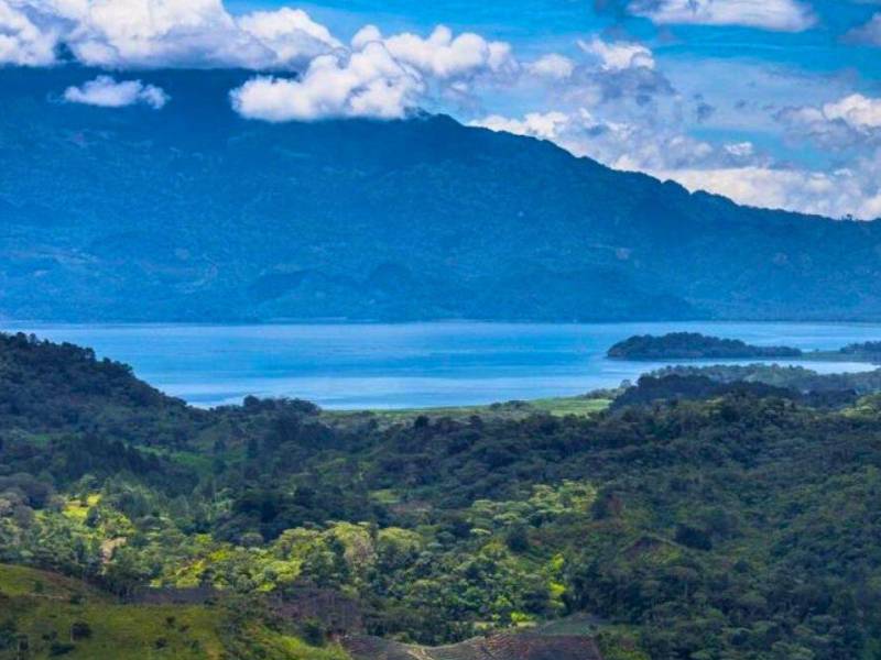 El Lago de Yojoa se consolida como uno de los destinos turísticos más visitados de Honduras durante el Feriado Morazánico.