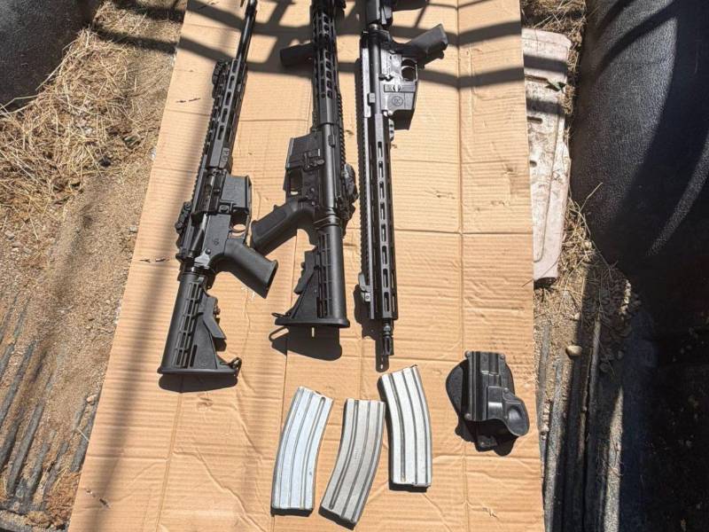 Armas decomisadas a los hombres.