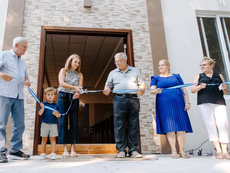 Corte de cinta durante la apertura de la capilla.