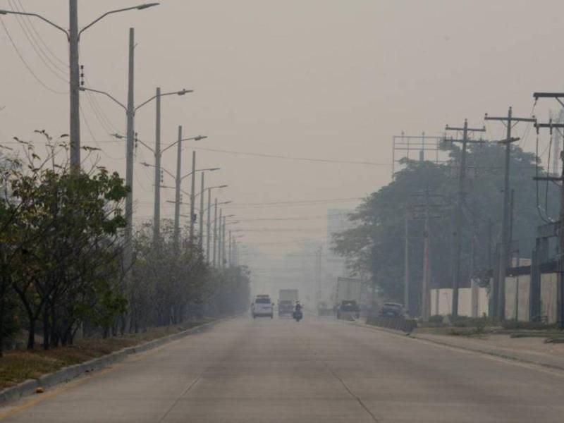 La densa capa de humo y la extrema ola de calor que impera en San Pedro Sula ha repercutido en el ámbito económico. Las temperaturas alcanzan los 39 grados celcius.