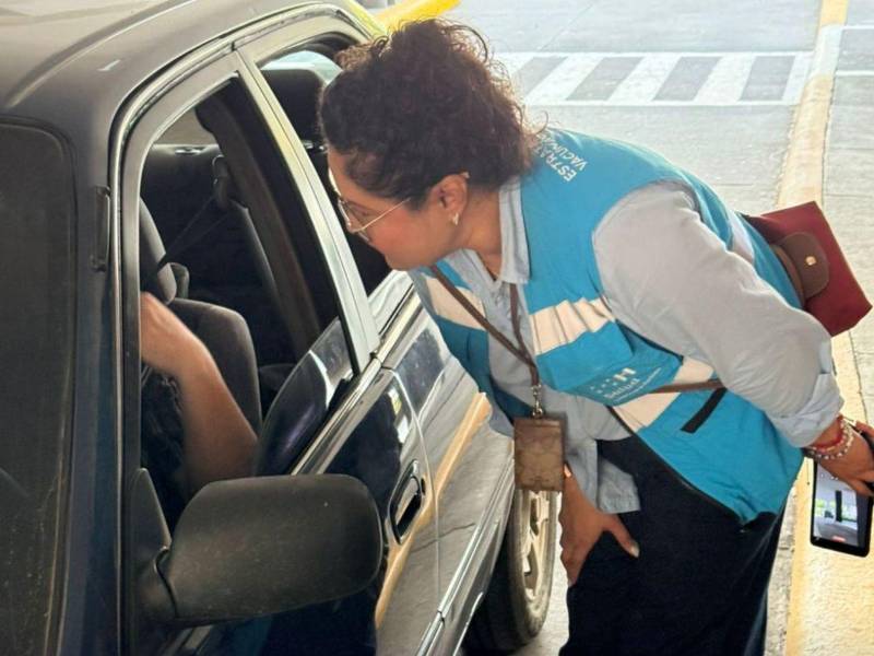 La doctora Lesbia Villatoro durante la jornada de vacunación en modalidad de autoservicio en la Universidad Tecnológica de Honduras (UTH).