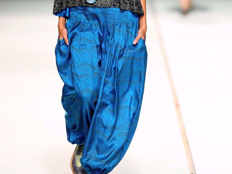 Una modelo luce sobre la pasarela una creación de la firma portuguesa TM Collection, en una imagen de archivo.