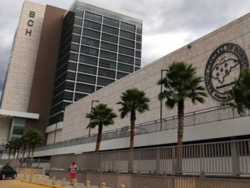 Los tres funcionarios mejor pagados del BCH son un director con 324,625 lempiras mensuales (con 29 años de antigüedad), le siguen un asesor con 316,777 lempiras (34 años de laborar) y un gerente con 300,655 lempiras (29 años de trabajar).