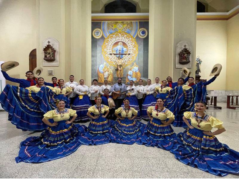 El grupo de danza Proyección Folclórica Herederos de Cicumba, anfitriona de la velada, fue fundada en el año 2013 por estu­dian­tes de Peda­go­gía de la UNAH-VS.