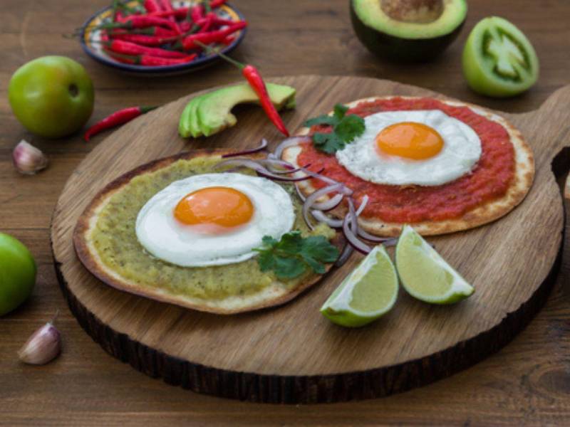 Los huevo divorciados se pueden acompañar con frijoles fritos y tajadas de tortilla fritas.