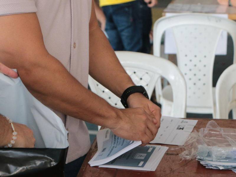 Jurados de votación realizan el conteo de votos este domingo, en Cúcuta (Colombia).