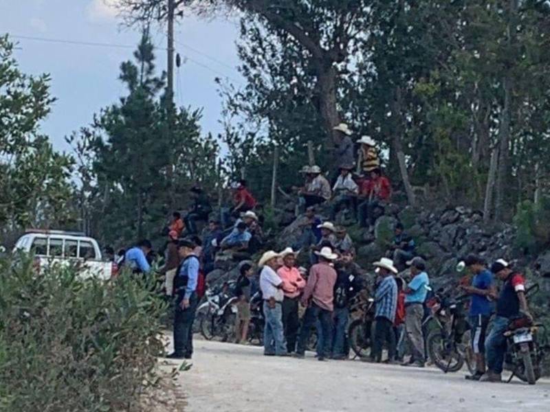 Policía acordona la escena del crimen.