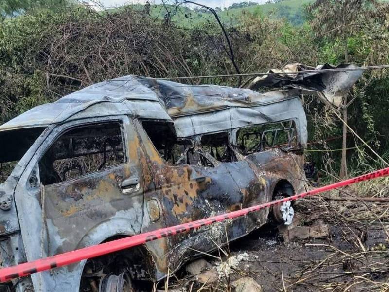 El vehículo de transporte quedó casi completamente carbonizado, al igual que dos de sus ocupantes, mientras que otros resultaron heridos.