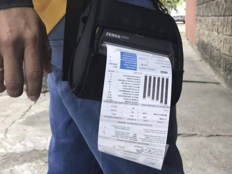 Un trabajador de la Enee toma lecturas en medidores de energía eléctrica.