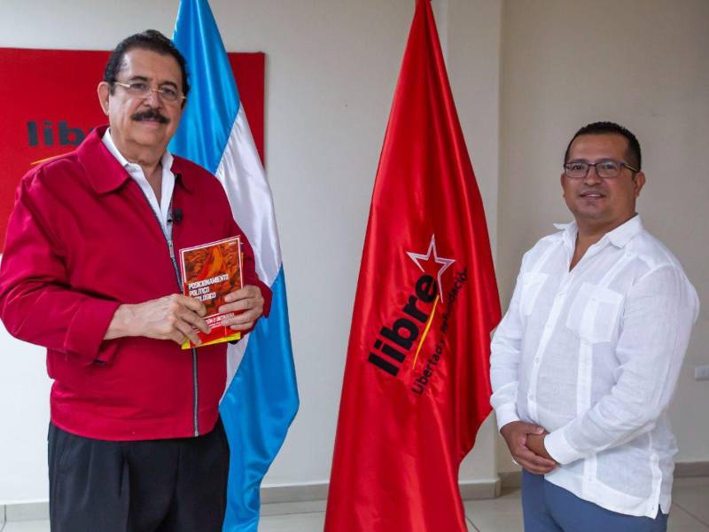 Coordinador de Libre José Manuel Zelaya Rosales juramenta al alcalde de Texiguat, El Paraíso, Erick Mejía.