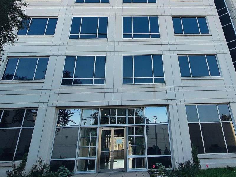 Imagen de la fachada del edificio donde se encuentra el consulado de Honduras en Houston, Texas.