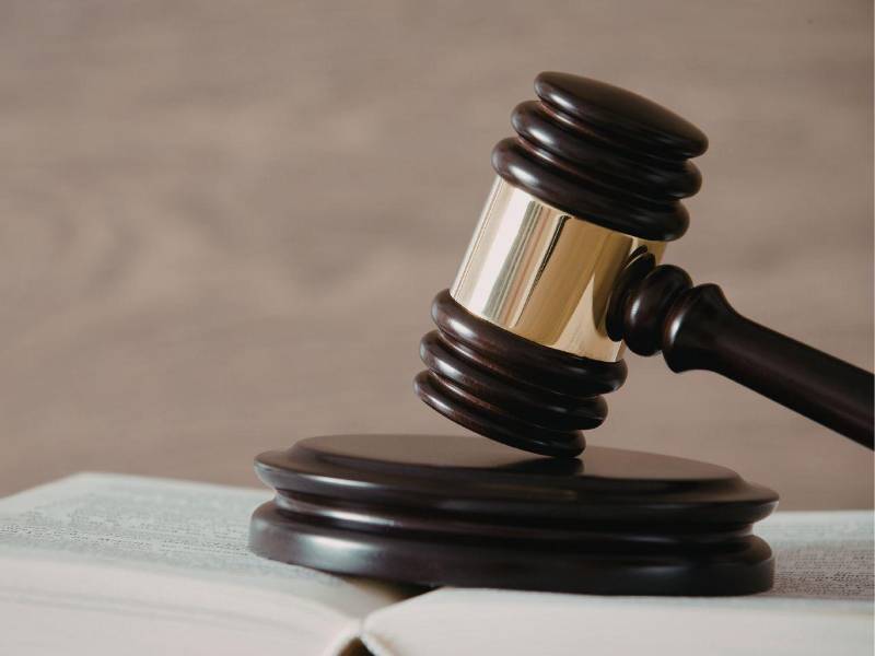 La sanción más severa del juicio político en Honduras no es la cárcel, sino la pérdida inmediata del cargo, dejando cualquier otra responsabilidad (penal o civil) en manos de la justicia ordinaria.