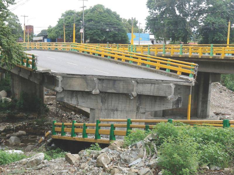 Vista parcial de uno de los puentes de Las Brisas, destruido por las lluvias de julio pasado.